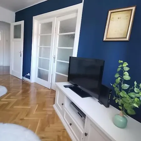 Lulu 90 M2 In Center Of Split