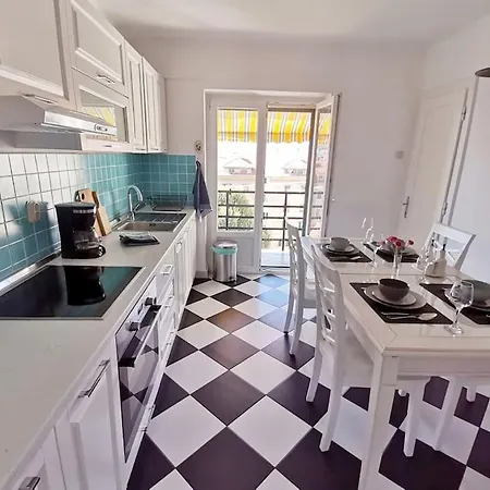 Lulu 90 M2 In Center Of * Split