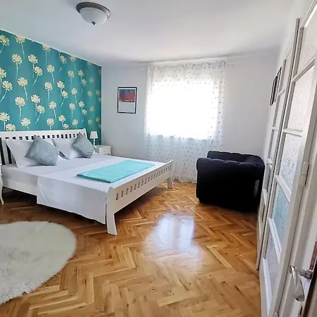 Lulu 90 M2 In Center Of * Split