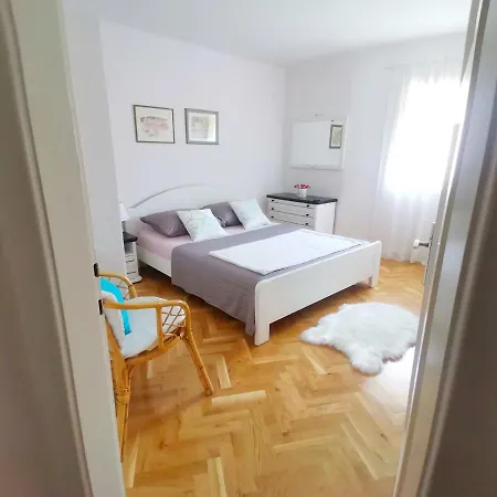 Lulu 90 M2 In Center Of * Split
