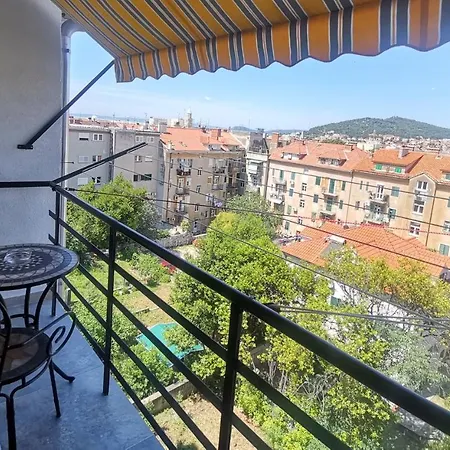 Lulu 90 M2 In Center Of